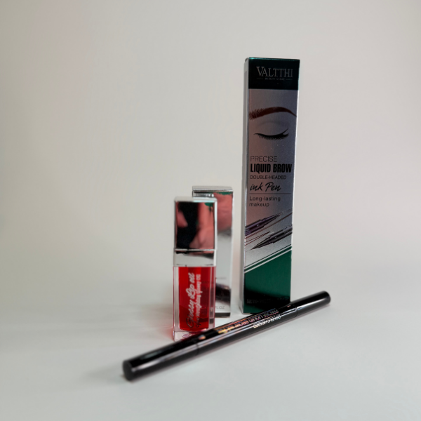 Duo Lápiz de tinta de doble punta más gloss hidratante.