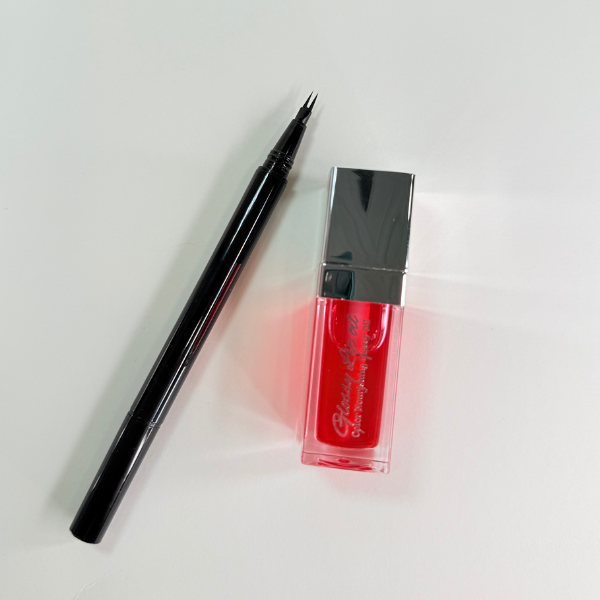 Duo Lápiz de tinta de doble punta más gloss hidratante.